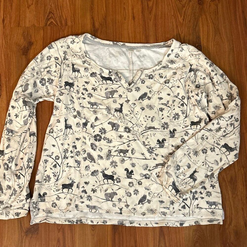 E by Eloise cream Woodland reindeer animal print long sleeve pajama top. Size m